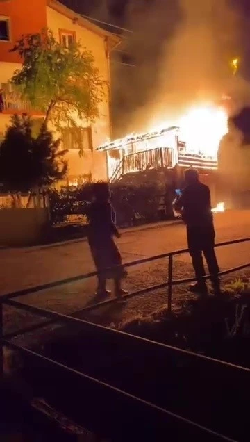 Evin önündeki garaj alevlere teslim oldu
