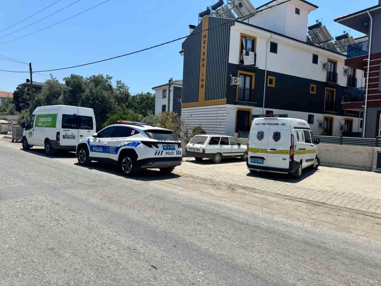 Evinde, av t&uuml;feği ile vurulmuş halde bulundu
