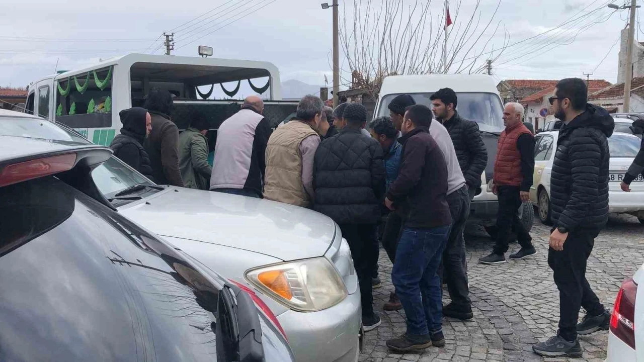 Evinde &ouml;l&uuml; bulunan Dat&ccedil;alı doktor toprağa verildi
