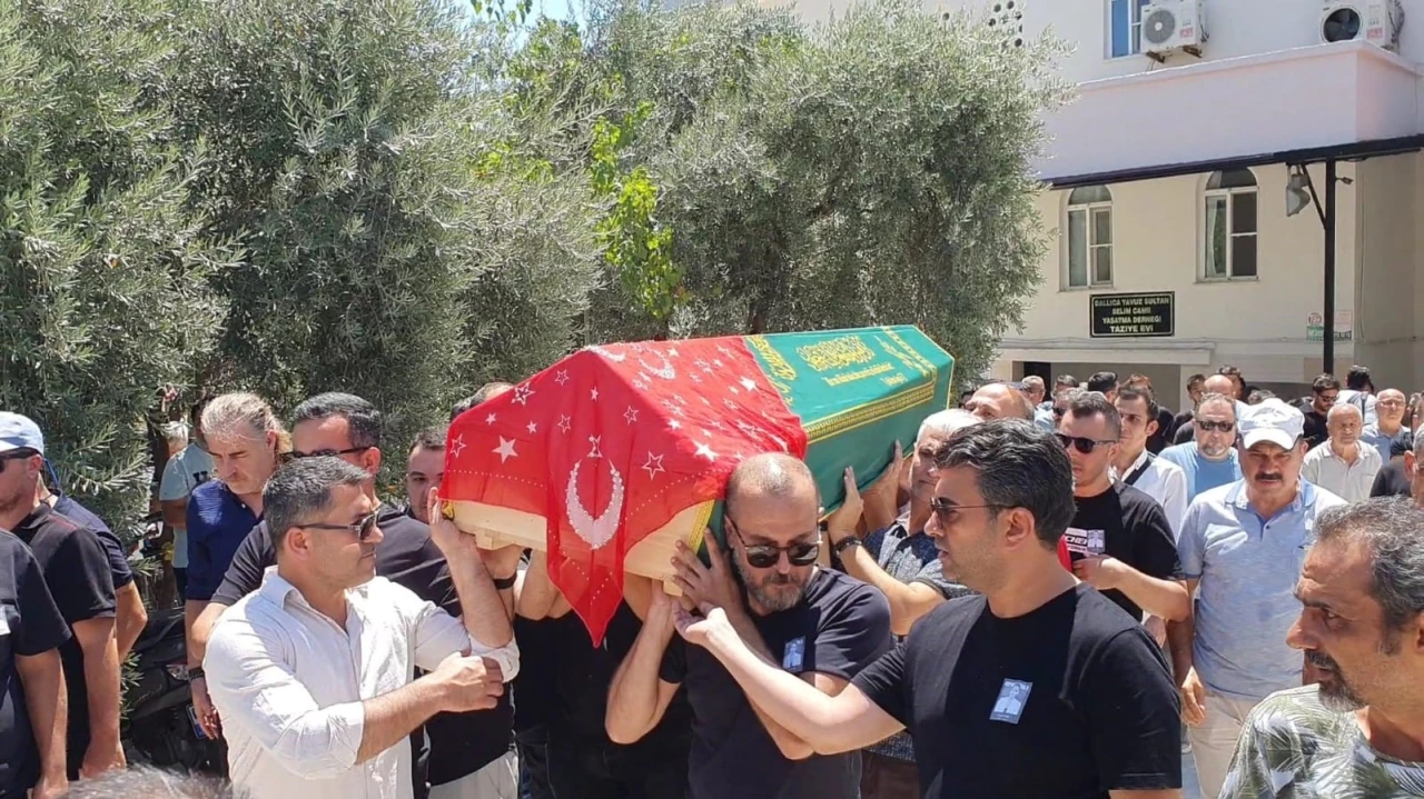 Evinde ölü bulunan yarış spikeri toprağa verildi
