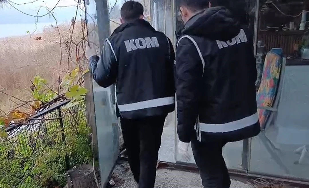 Evini alkol imalathanesine &ccedil;evirmiş
