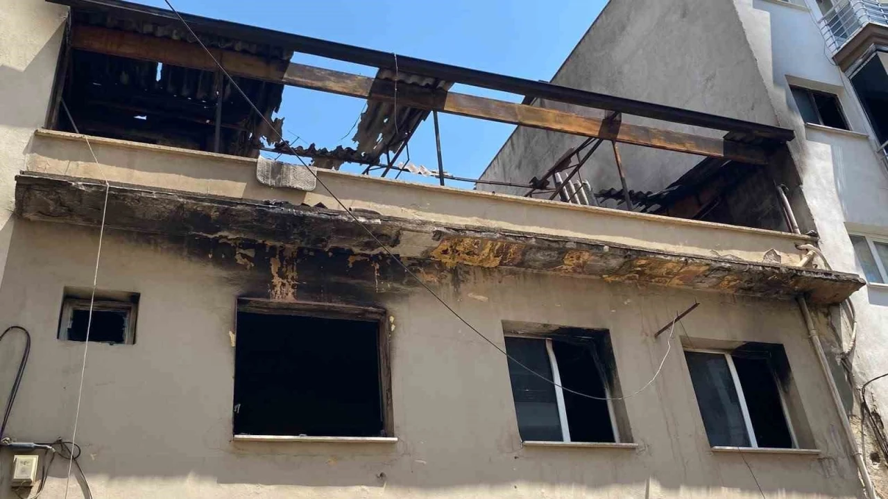Evini ateşe verdi, alevler geceyi aydınlattı
