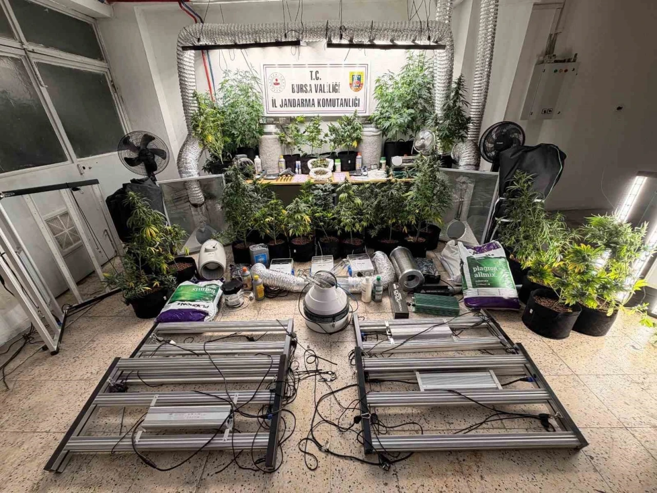 Evini uyuşturucu imalathanesine &ccedil;evirdi, jandarma operasyonuyla yakalandı
