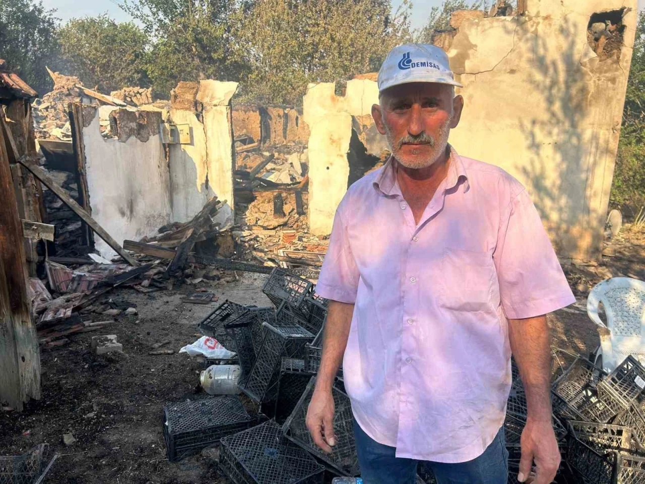 Evini yanmaktan su hortumu ile kurtardı
