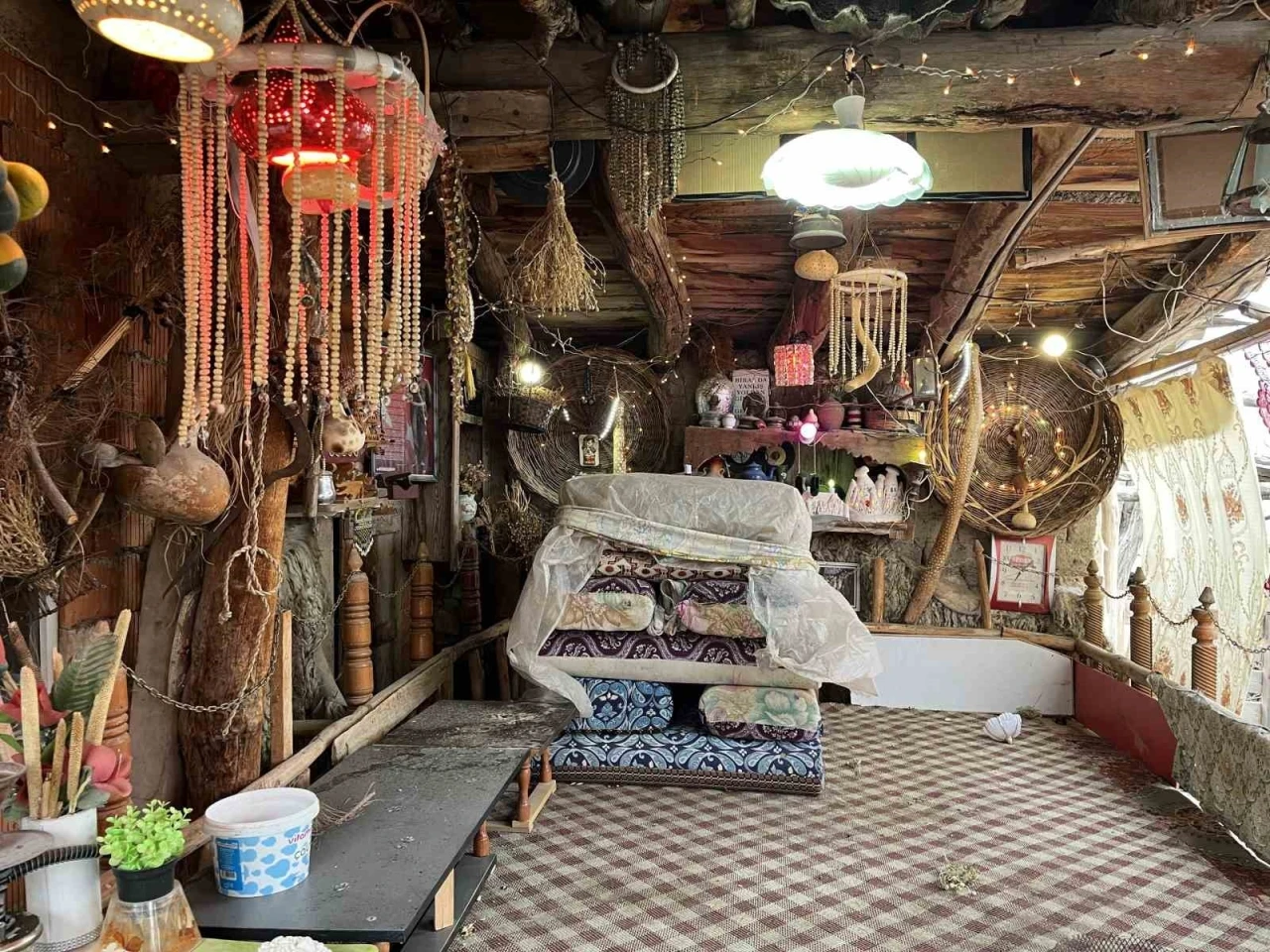 Evinin bah&ccedil;esini topladığı eşyalarla m&uuml;zeye &ccedil;evirdi
