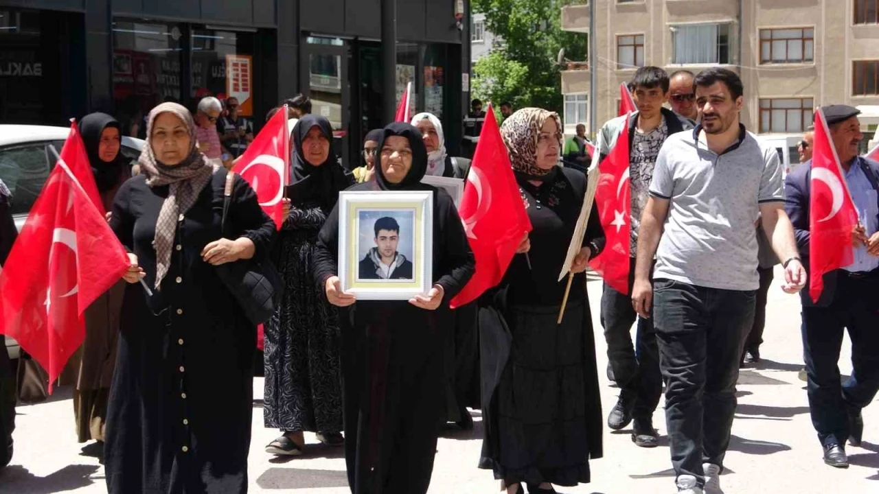 Evlat nöbetindeki aileler: &quot;Umutla çocuklarımızı bekliyoruz&quot;
