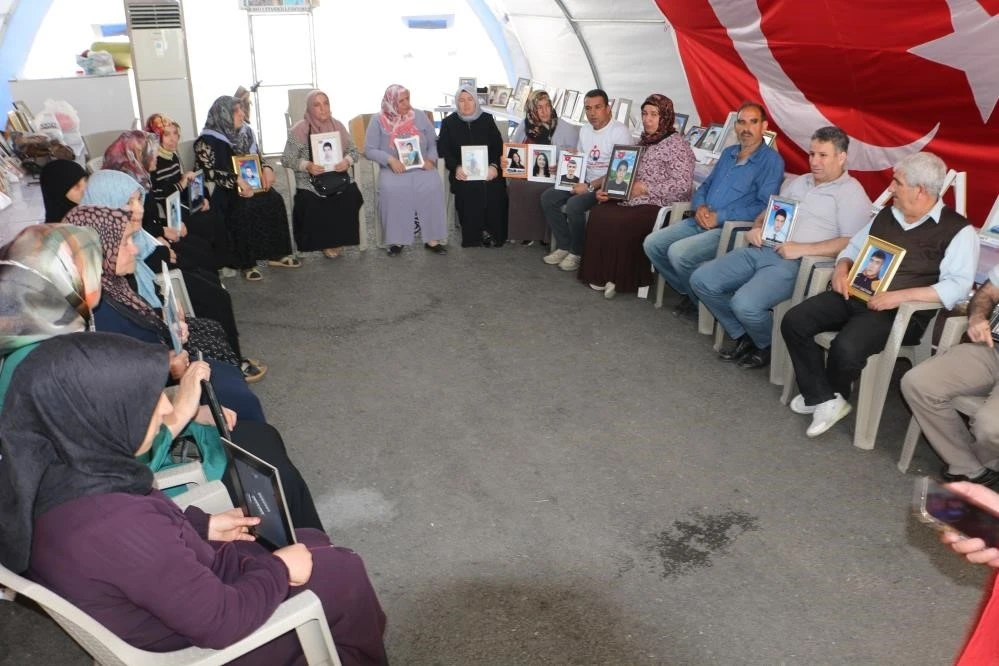 Evlat nöbetindeki anne: &quot;Barışı duyduğumuzdan beri ayaklarımız yerden kesilmiş. Gece uyuyamıyoruz&quot;

