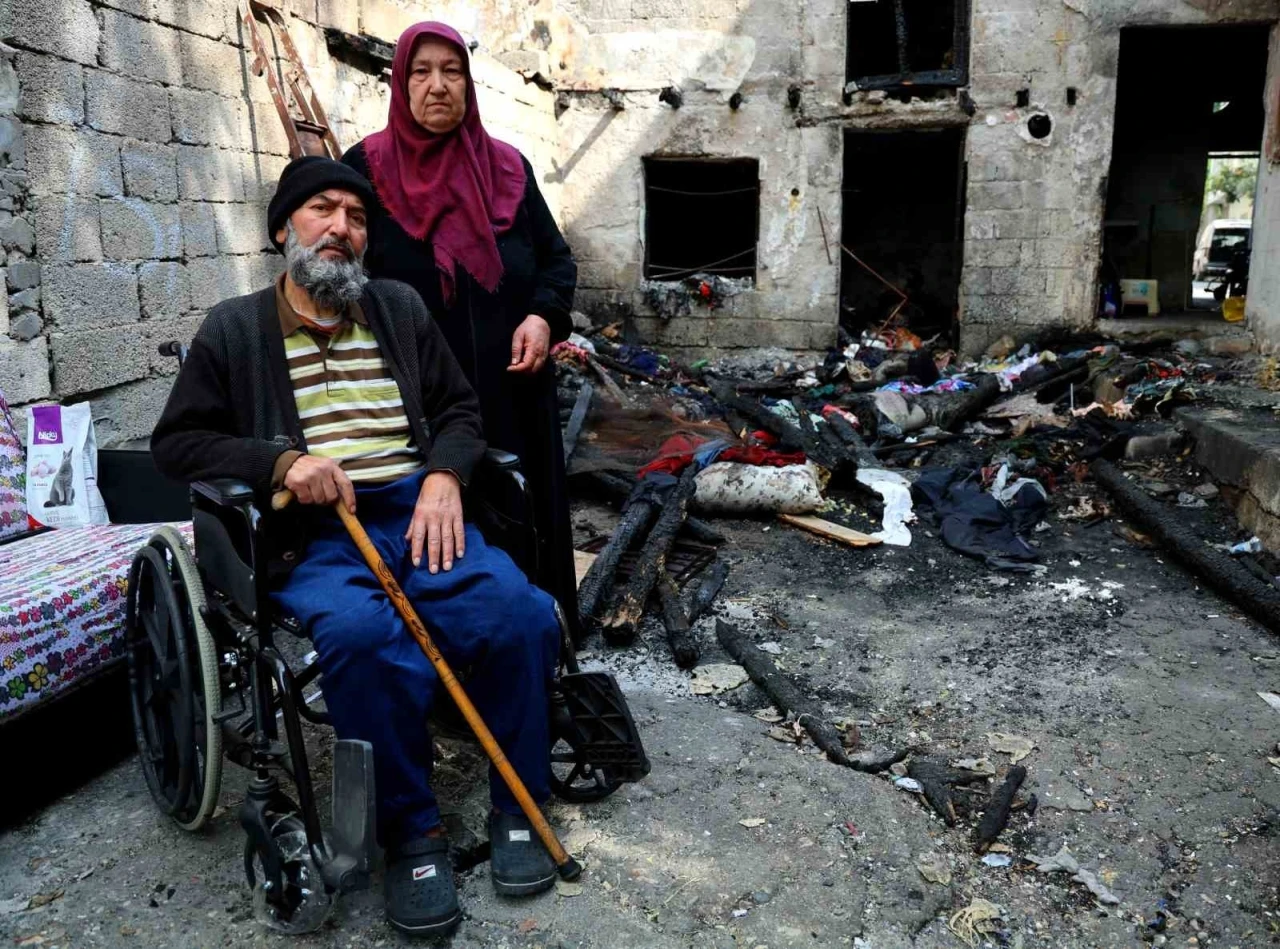 Evleri yangında küle dönen çift zor durumda kaldı
