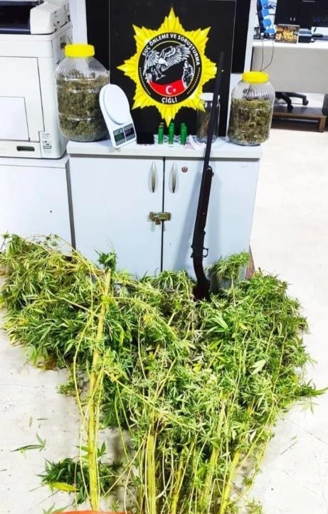 Evlerinde uyuşturucu yetiştirip satan baba-oğul, polisin takibinden ka&ccedil;amadı
