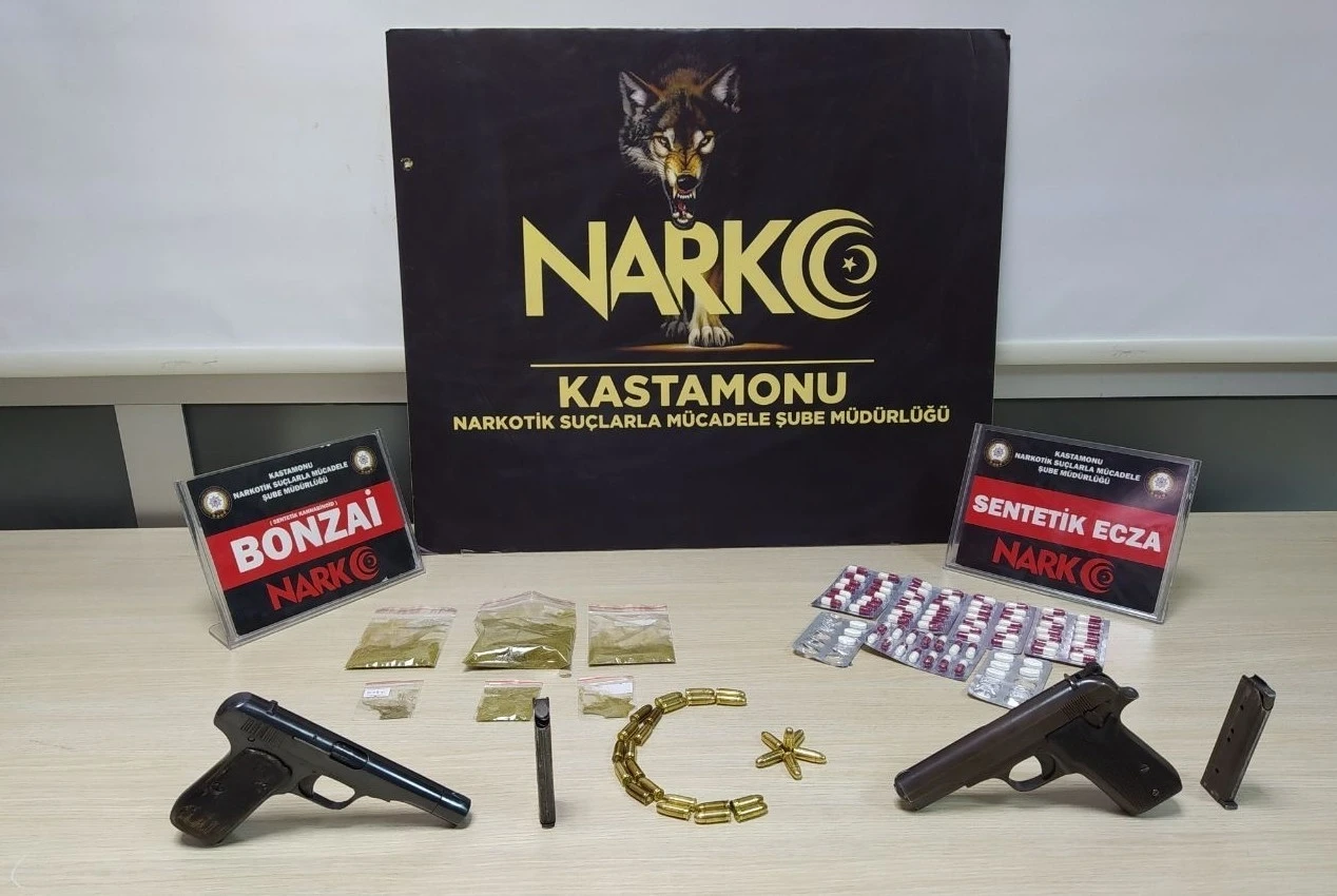 Evlerinde uyuşturucuyla yakalanan 3 sanık, 22&rsquo;şer yıl hapis cezasına &ccedil;arptırıldı
