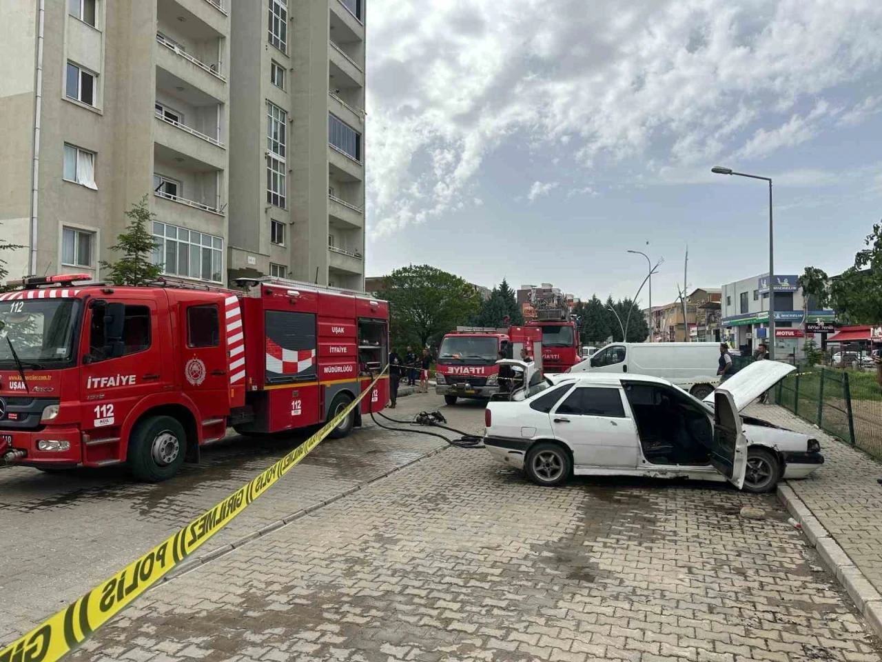 Evli çift kavga etti: Kadın emniyette ifade verirken, kocası evi ve arabaları yaktı
