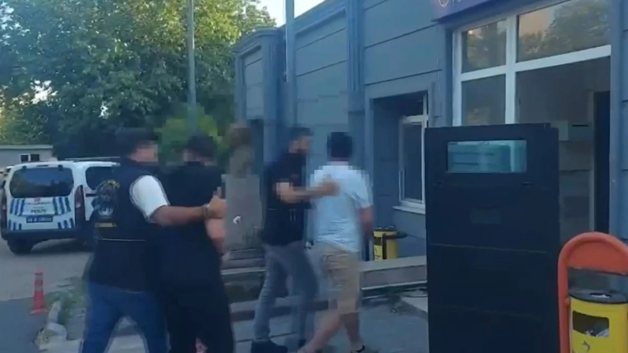Evlilik hazırlığı yapan genç, nişanlısının önünde bıçaklanar