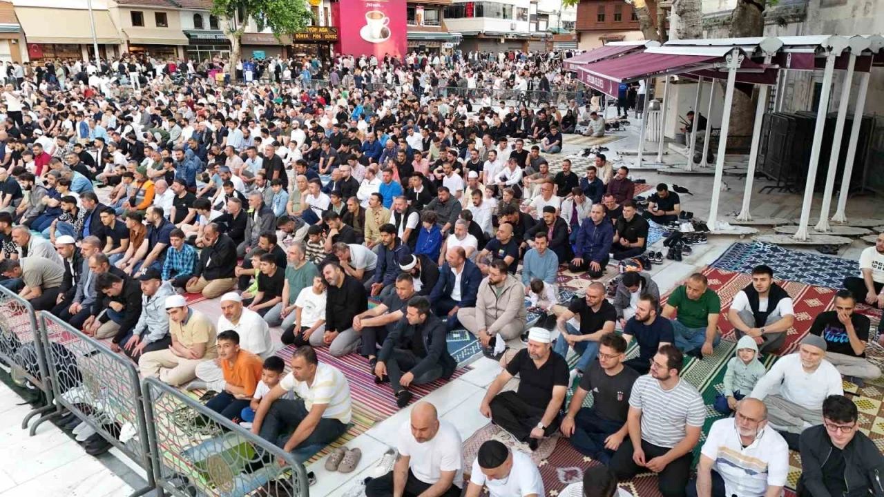 Eyüp Sultan Camiinde bayram namazı yoğunluğu
