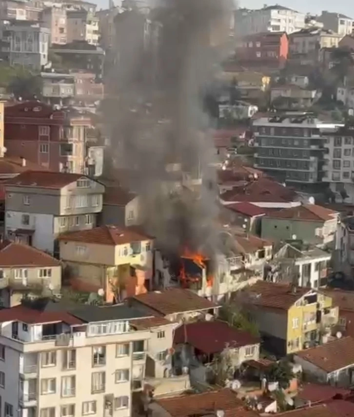 Eyüpsultan’da 2 katlı bina alevlere teslim oldu
