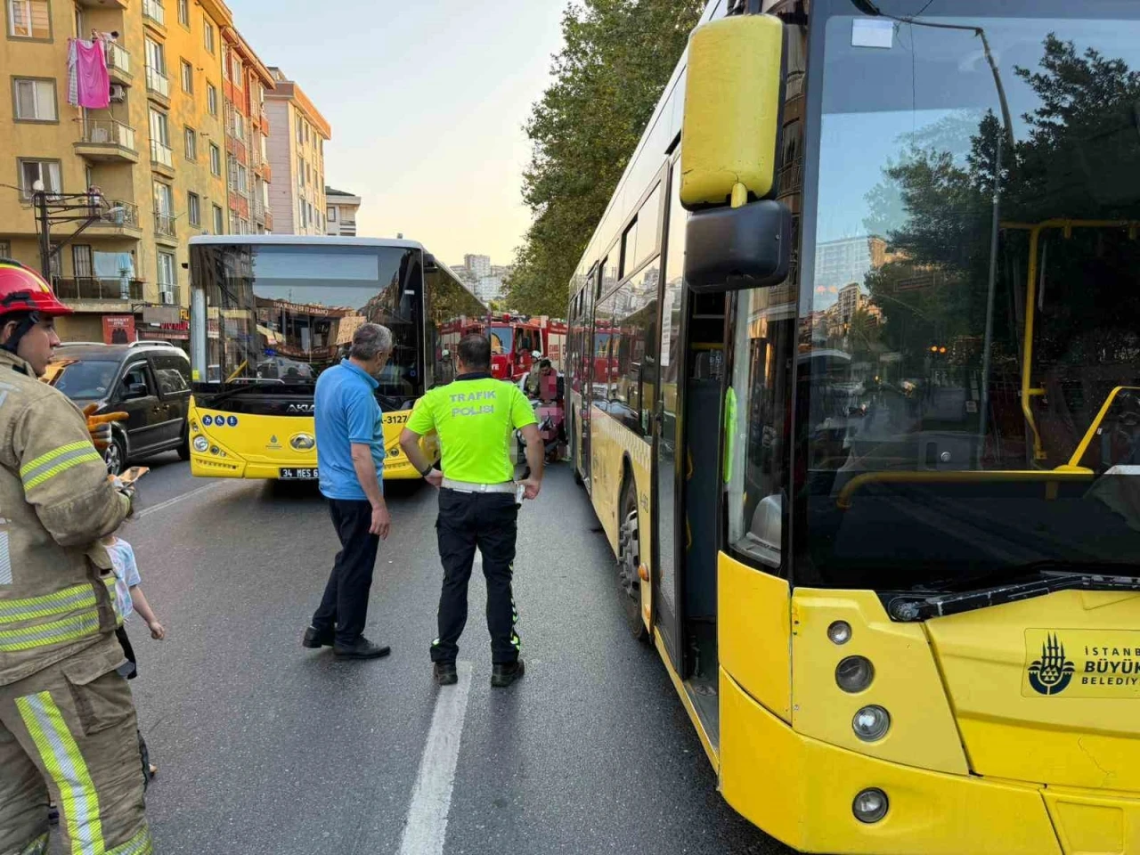 Eyüpsultan’da aynı yerde iki İETT otobüsü kazası: Motosiklet altında kaldı, bir aileye arkadan çarptı
