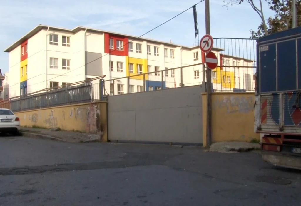 Eyüpsultan’da bir okulun kapısı öğrencilerin üstüne düştü: 4 yaralı
