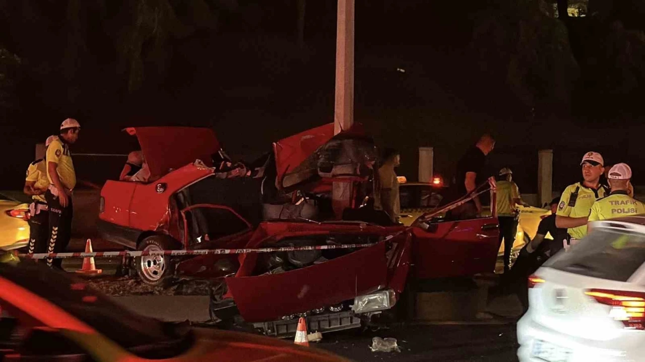 Eyüpsultan’da feci kaza... Aydınlatma direğine çarpan Tofaş otomobil hurdaya döndü: 1 ölü
