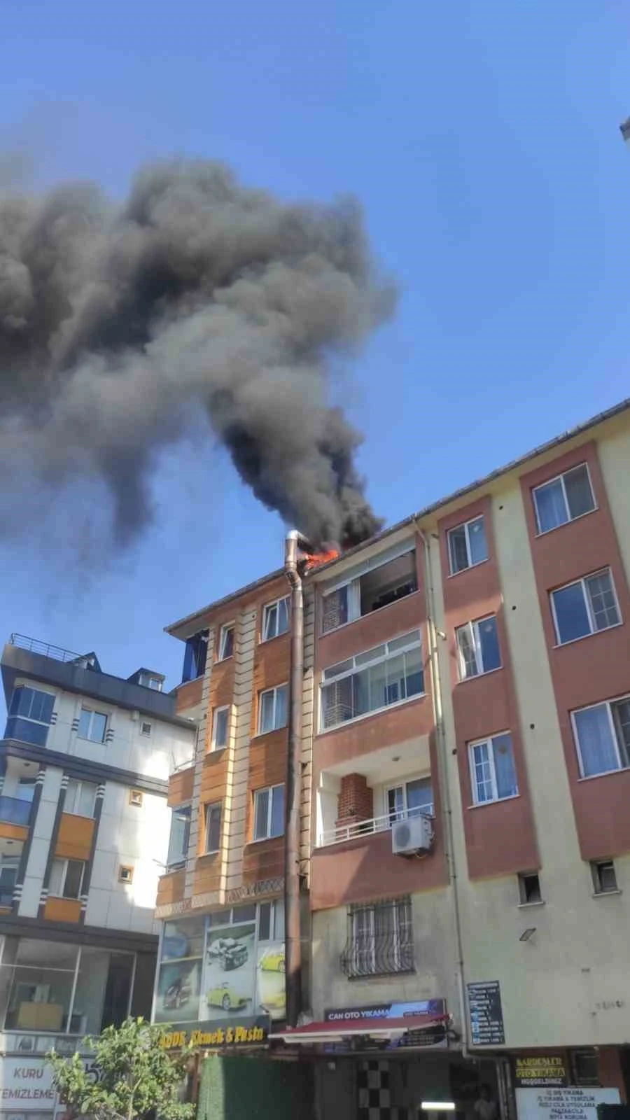 Ey&uuml;psultan&rsquo;da fırının havalandırma borusunda &ccedil;ıkan yangın &ccedil;atıya sı&ccedil;radı
