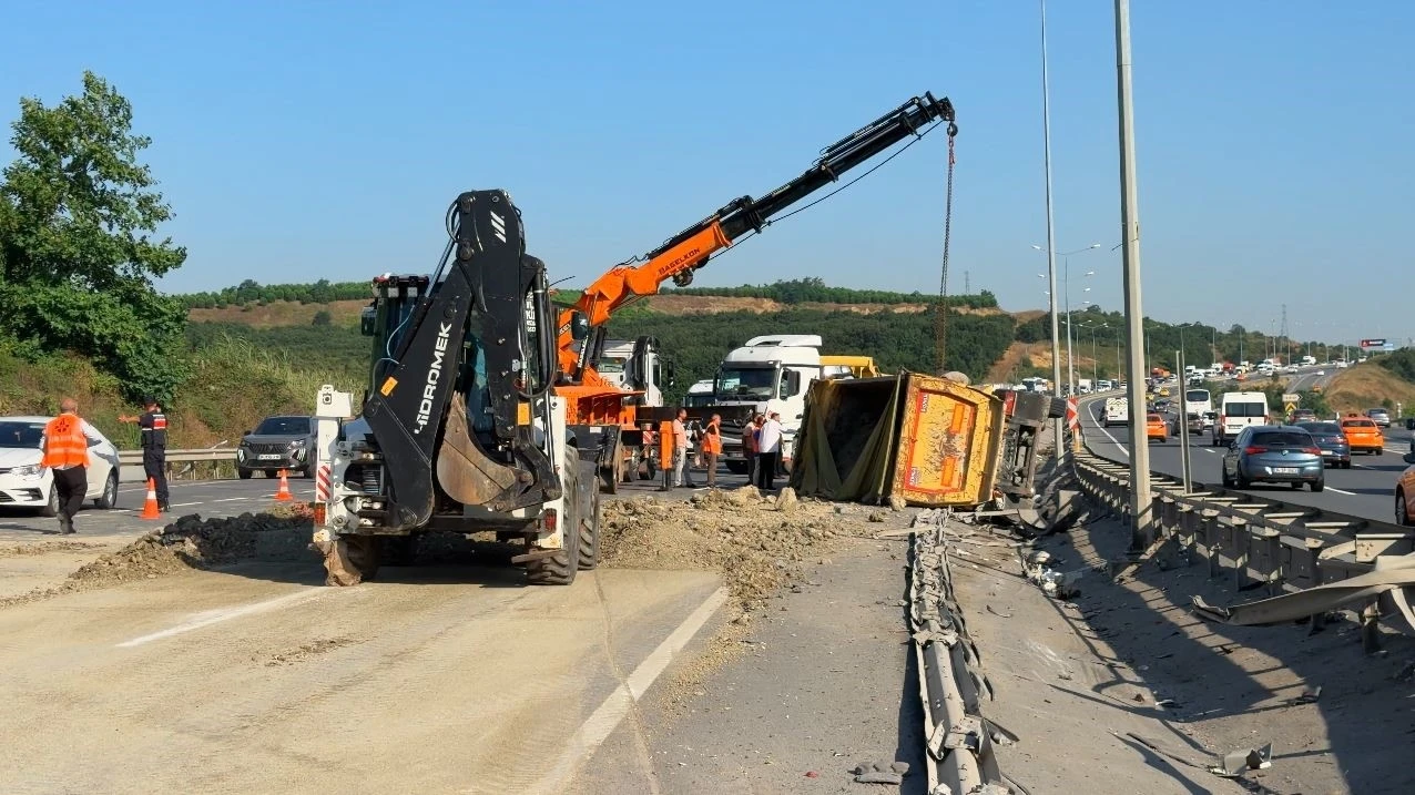 Ey&uuml;psultan&rsquo;da hafriyat kamyonu devrildi: 2 yaralı
