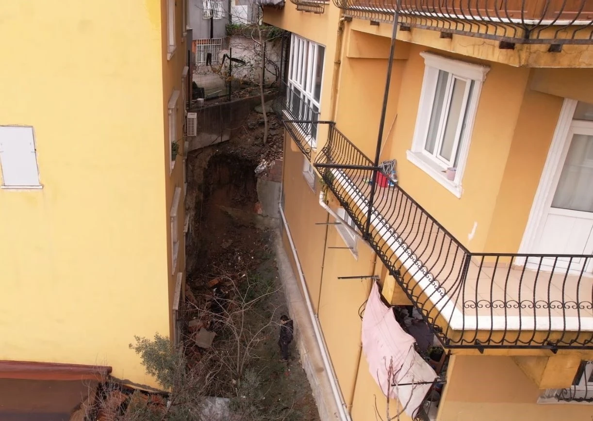 Ey&uuml;psultan&rsquo;da istinat duvarı &ccedil;&ouml;kt&uuml;: Bir dairede hasar oluştu
