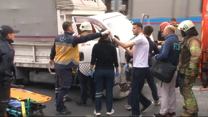 Ey&uuml;psultan&rsquo;da kaza yapan kamyon s&uuml;r&uuml;c&uuml;s&uuml; ara&ccedil;ta sıkıştı
