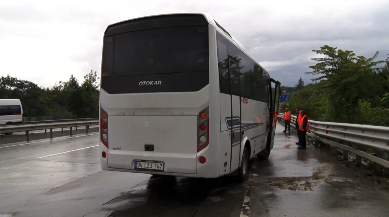Ey&uuml;psultan&rsquo;da kontrolden &ccedil;ıkan servis aracı kaza yaptı: 3 yaralı
