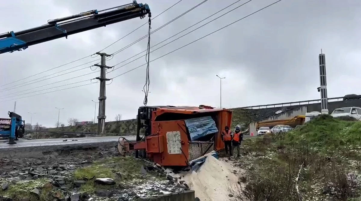 Eyy&uuml;psultan&rsquo;da kar k&uuml;reme aracı buzlu yolda devrildi: 1 yaralı
