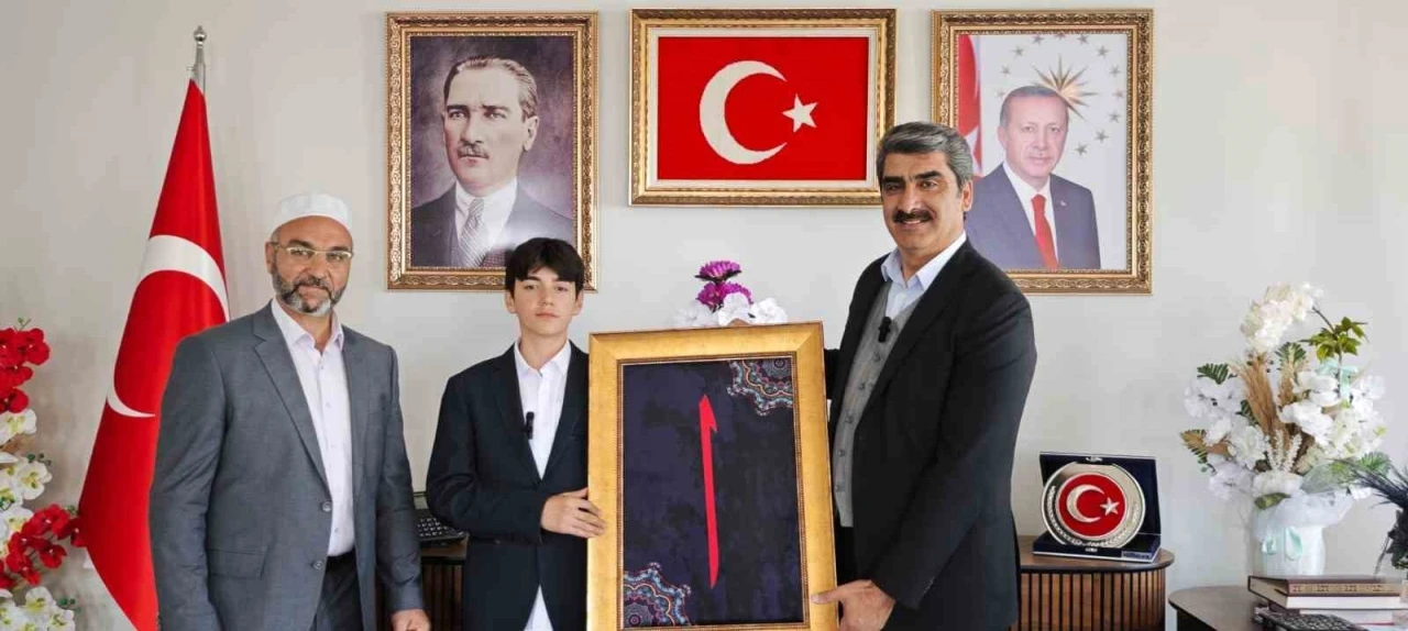 Ezan okuma yarışmasında dereceye girdi, ödülünü Filistin’e bağışladı
