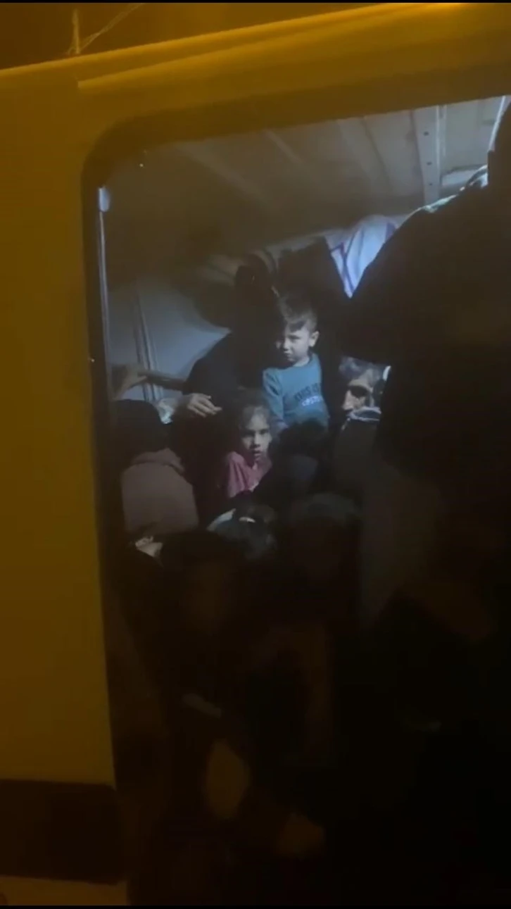 Ezine&rsquo;de 38 ka&ccedil;ak g&ouml;&ccedil;men yakalandı
