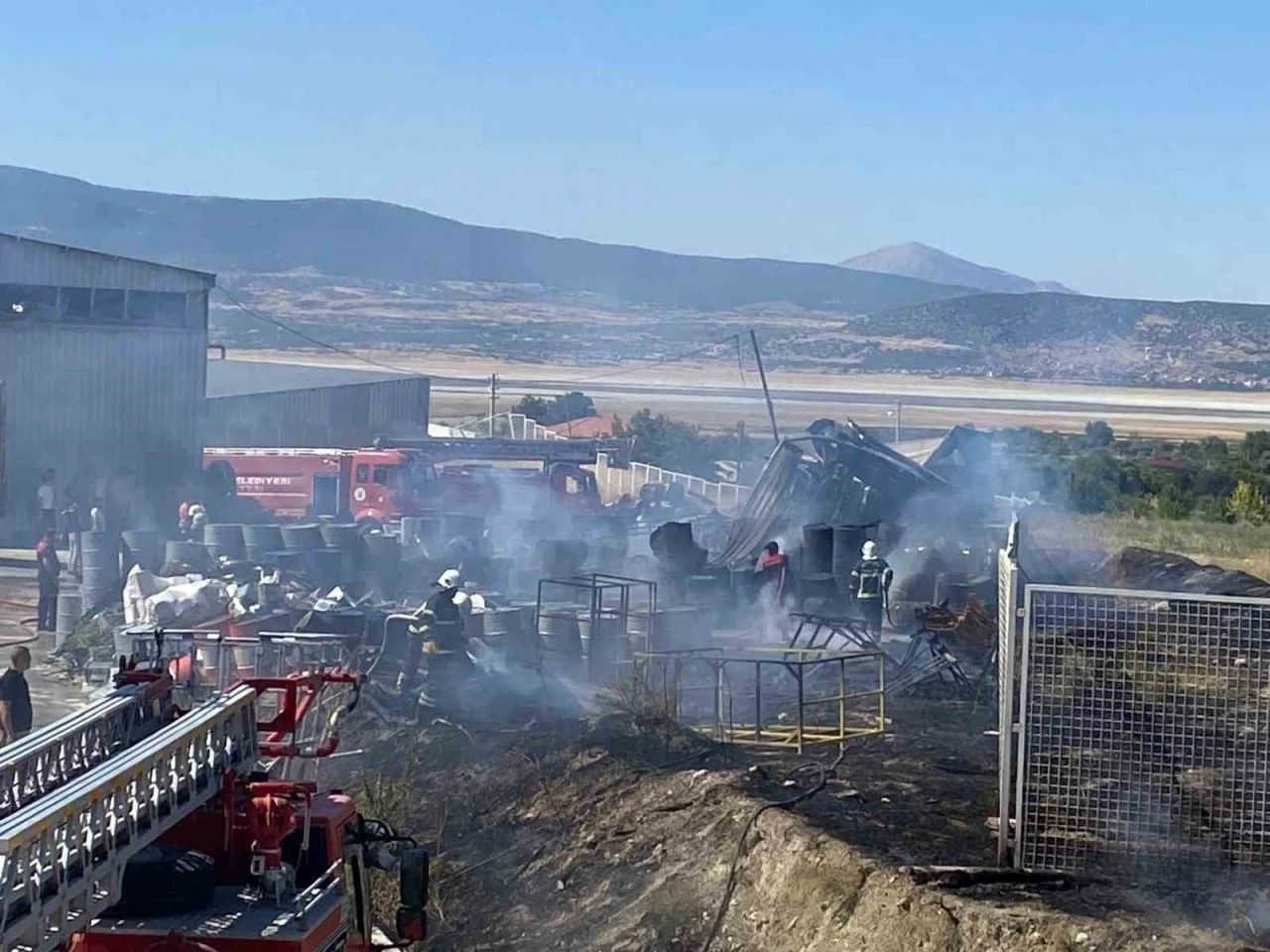 Fabrika deposunda çıkan yangında 2 işçi dumandan etkilendi
