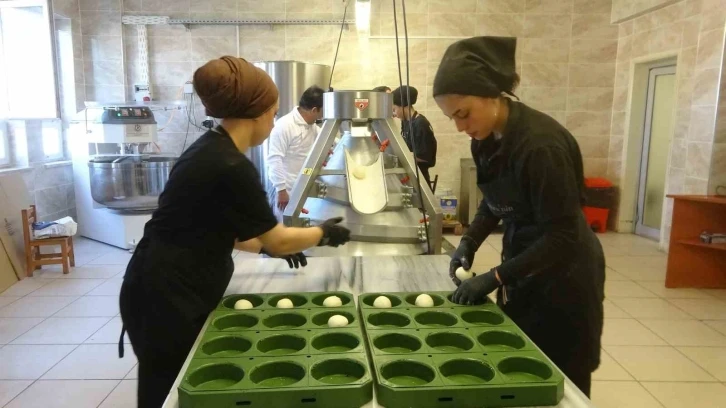 Fabrika gibi okul: G&uuml;nde 6 bin ekmek &uuml;retiyor
