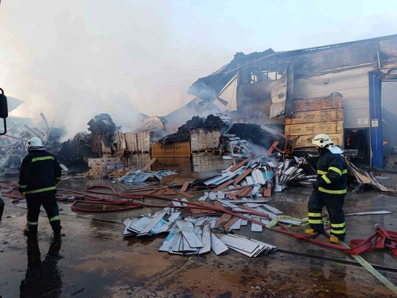 Fabrika yangınına eksi 5 derecede yapılan müdahalede su sıkılan bazı yerler buz tuttu