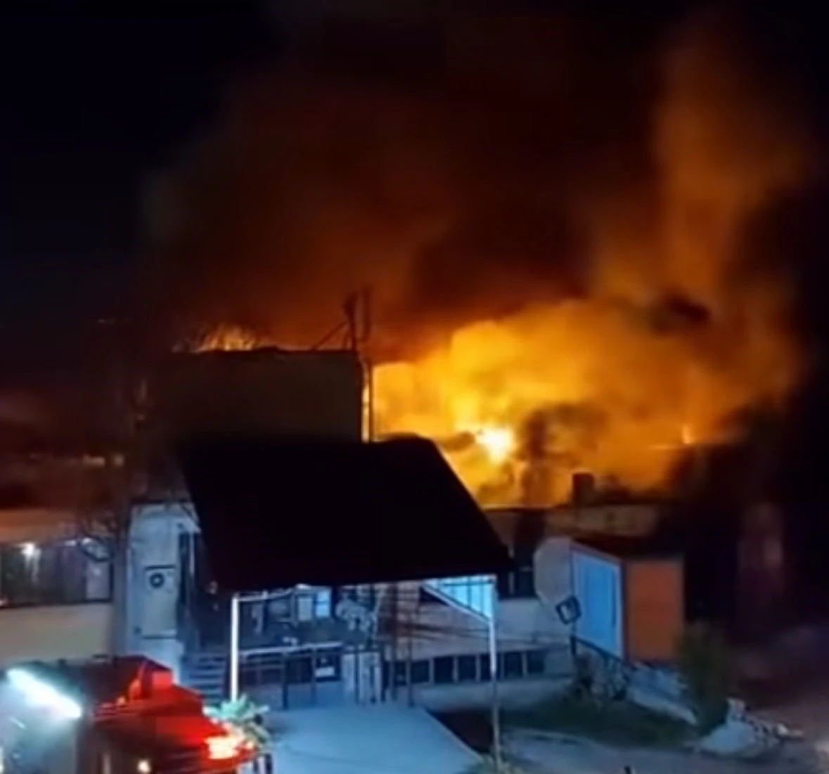 Fabrika yerleşkesinde çıkan yangında 6 işyeri zarar gördü
