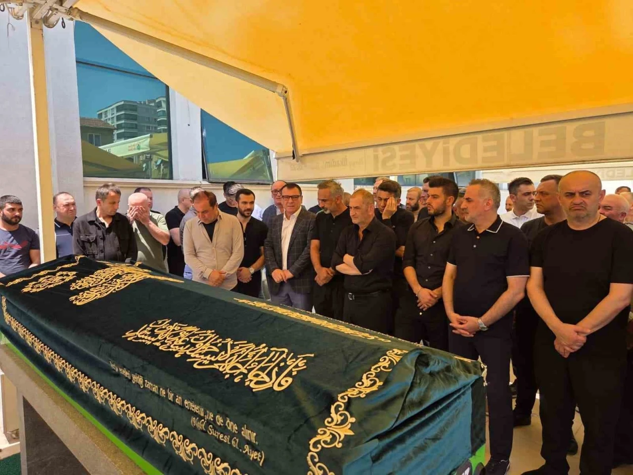 Fabrikada elektrik faciasında &ouml;len iş&ccedil;i, mesai arkadaşlarının omzunda son yolculuğuna uğurlandı
