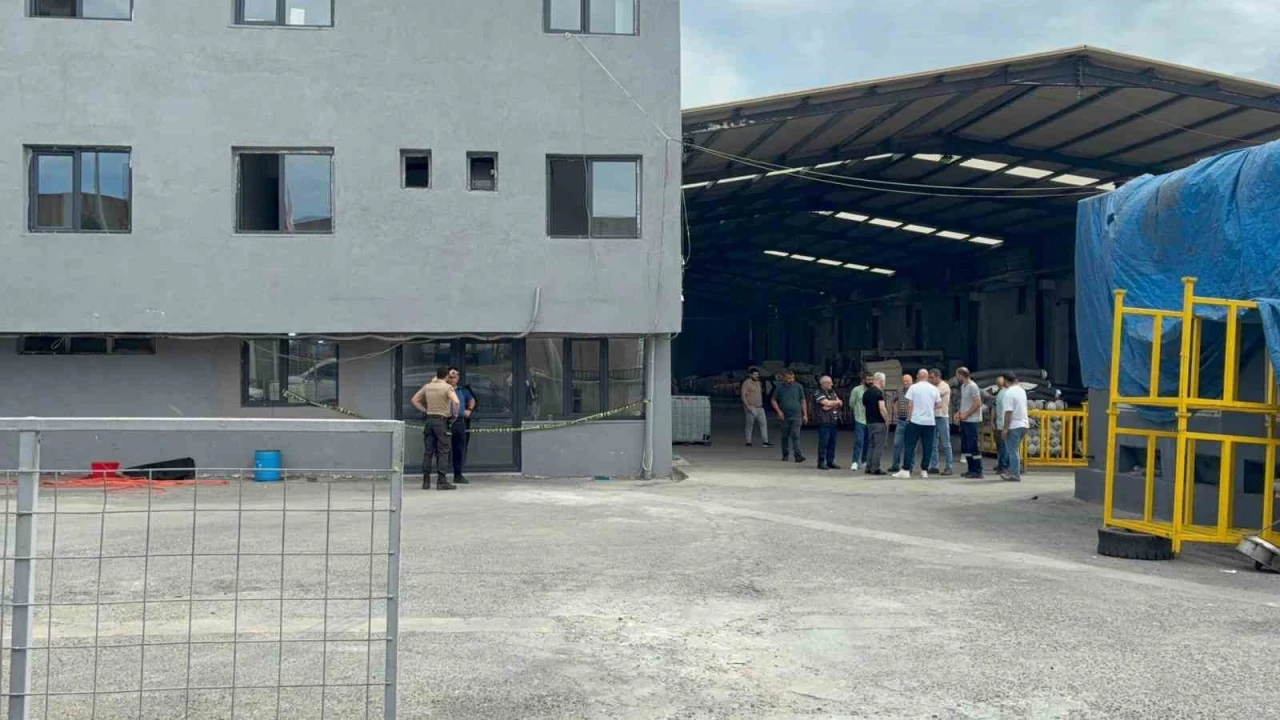 Fabrikada kanlı hesaplaşma: 1 kişi &ouml;ld&uuml;, 1 kişi yaralandı
