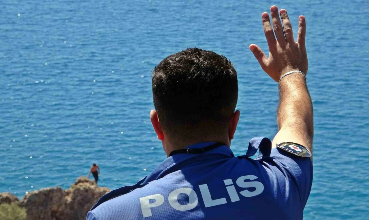Falezlerden tehlikeli atlayış keyfine, polisin ‘atlarsan karakola götürürüm’ sözü engel oldu
