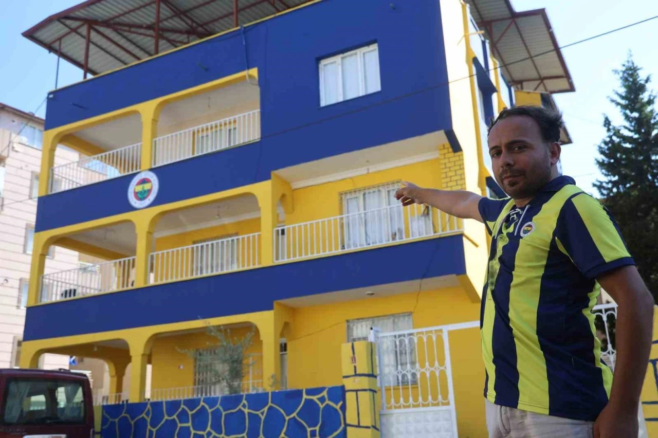 Fanatik ailenin sarı laciverte boyatıp, amblem koydurduğu &lsquo;Fenerbah&ccedil;eli ev&rsquo; simge haline geldi
