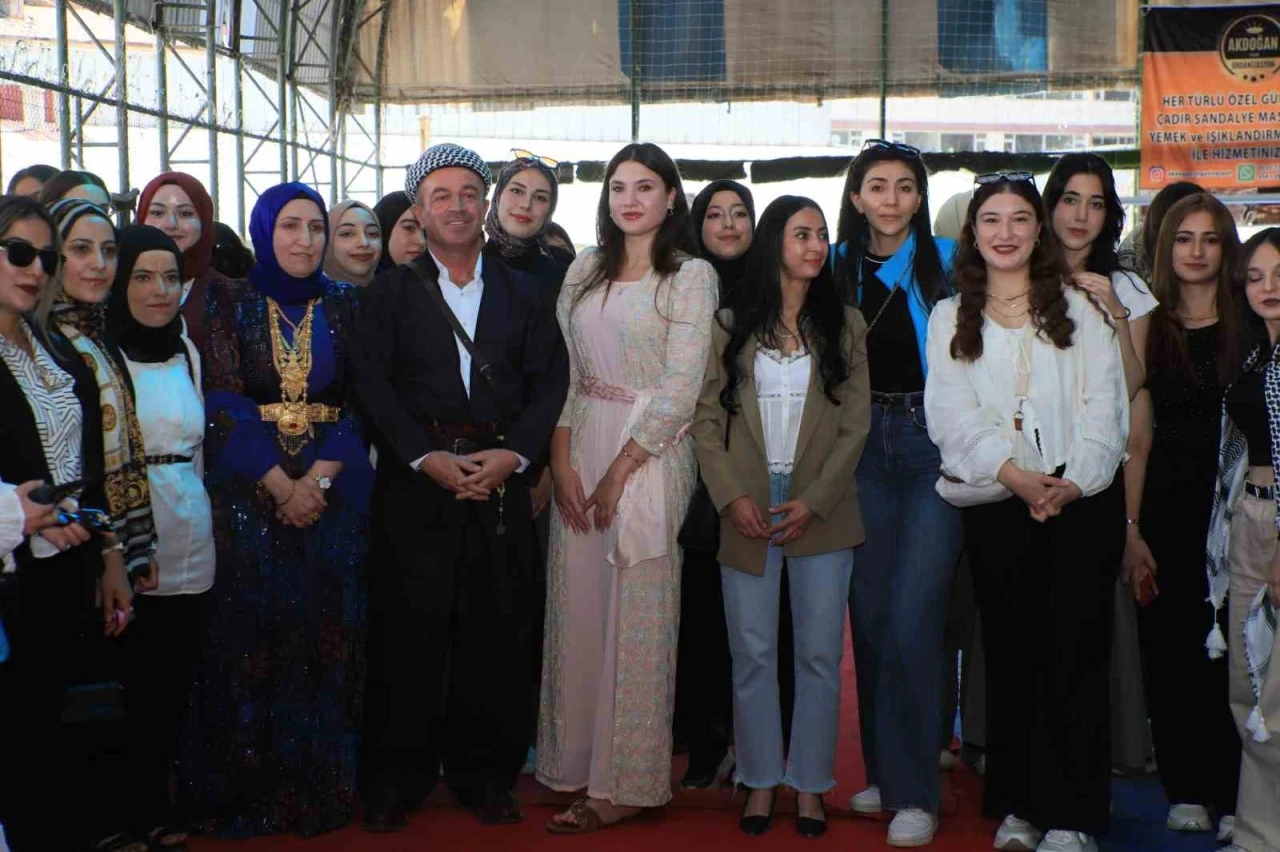 Farklı illerden Hakkari’ye gelen gençler halay çekti

