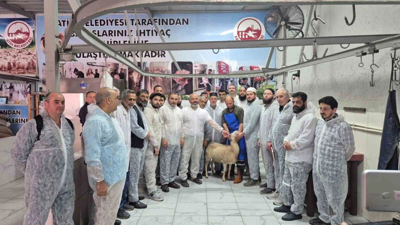 Fatih Belediyesi, vatandaşlara &quot;Sertifikalı Kurban Kesim Elemanı Eğitimi&quot; verdi
