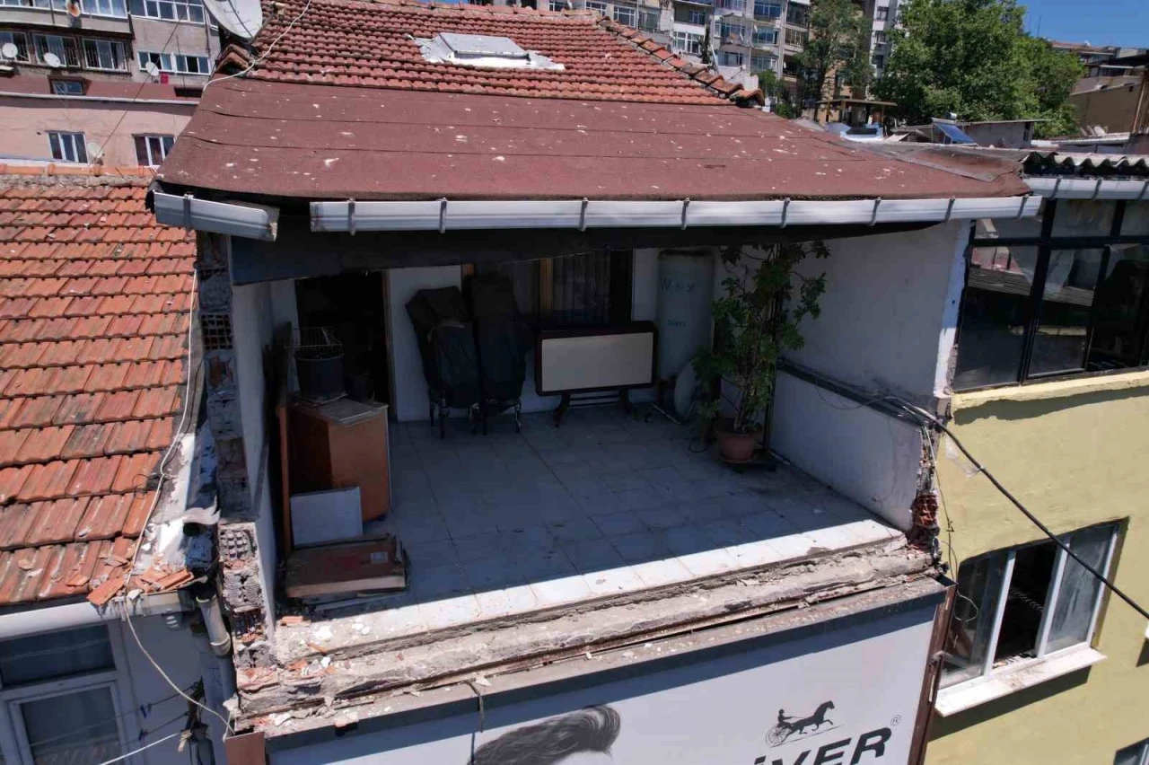 Fatih Laleli&rsquo;de binadan kopan beton ve metal par&ccedil;alar yere d&uuml;şt&uuml;, facianın eşiğinden d&ouml;n&uuml;ld&uuml;
