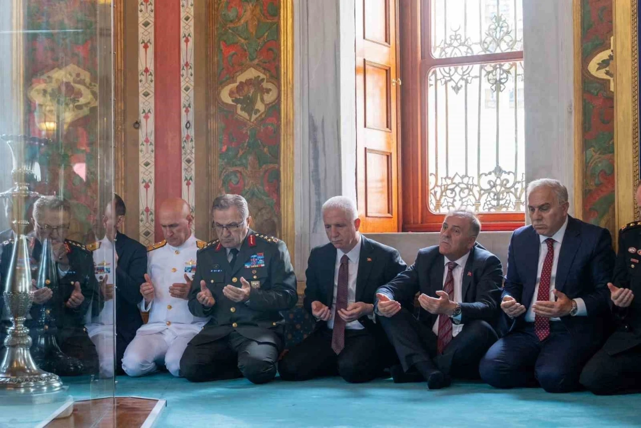 Fatih Sultan Mehmet Han’ın fethin 572’inci yıldönümünde kabri başında dualarla anıldı
