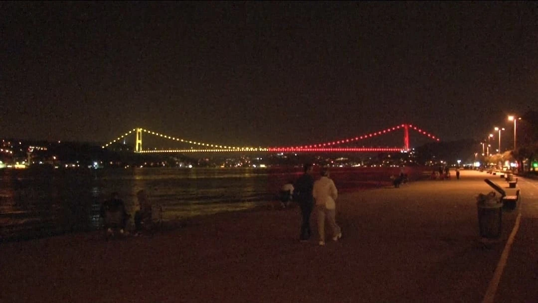 Fatih Sultan Mehmet Köprüsü &quot;sarı-kırmızı&quot; renklerle aydınlatıldı
