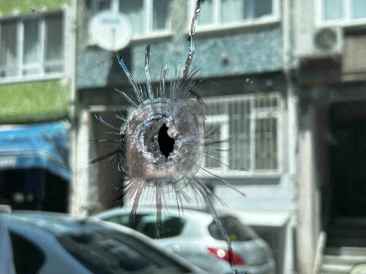 Fatih’te 1 ev ve 4 iş yeri kurşunlandı
