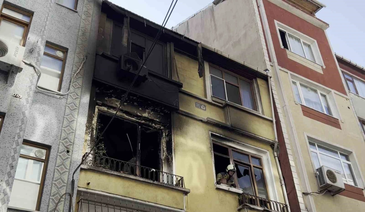 Fatih&rsquo;te 2 katlı binada &ccedil;ıkan yangında mahsur kalan 4 kişi kurtarıldı
