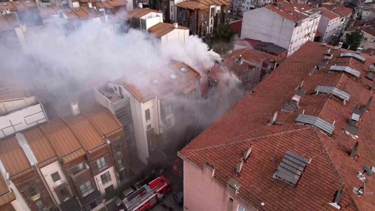 Fatih&rsquo;te 3 katlı binada &ccedil;ıkan yangın paniğe neden oldu
