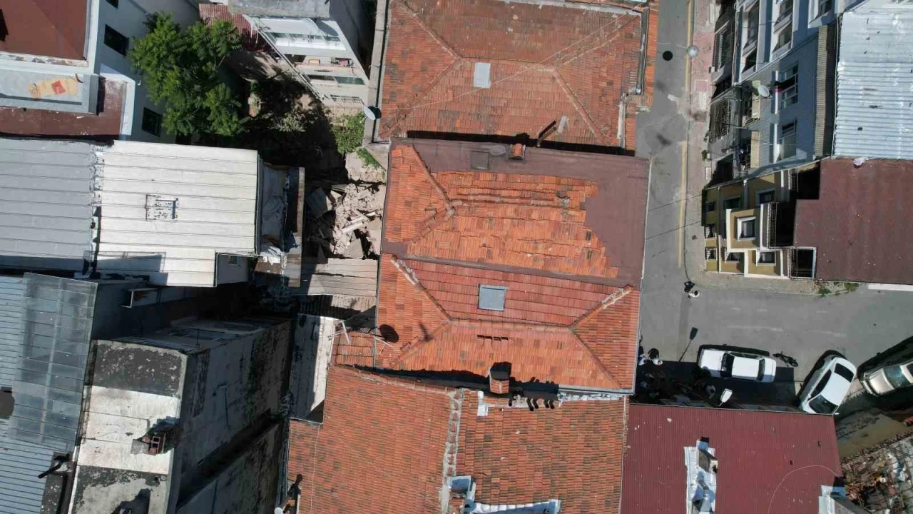 Fatih’te 3 katlı binanın balkonu çöktü, bina tahliye edildi
