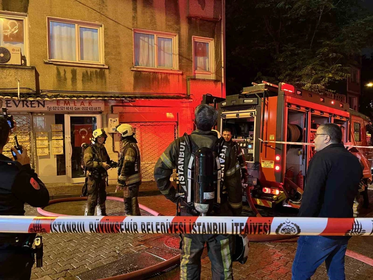 Fatih’te 3 katlı binanın çatısında korkutan yangın
