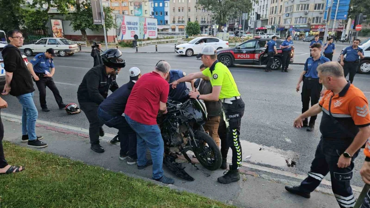 Fatih&rsquo;te 3 motosiklet birbirine girdi: 1&rsquo;i ağır 5 yaralı
