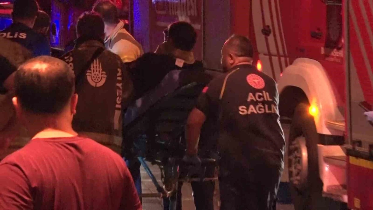 Fatih&rsquo;te 4 katlı binada &ccedil;ıkan yangında bir itfaiye eri yaralandı
