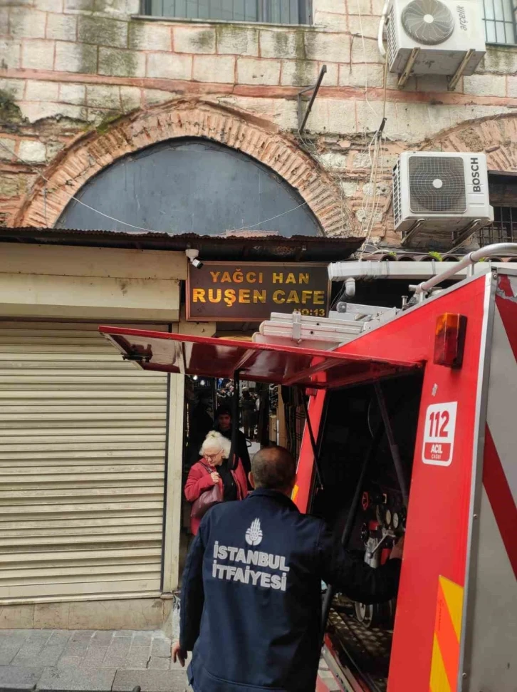 Fatih’te ayakkabı deposunda çıkan yangın paniğe neden oldu